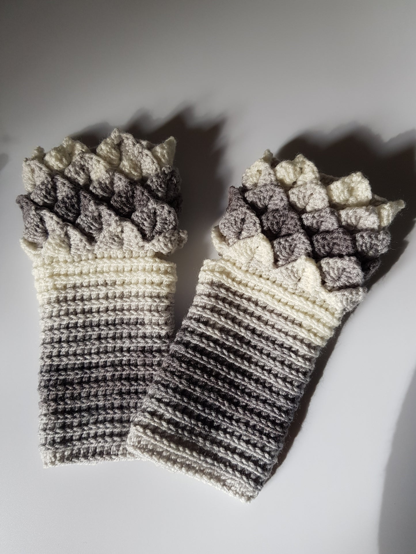 Dragonscale Fingerless Gloves